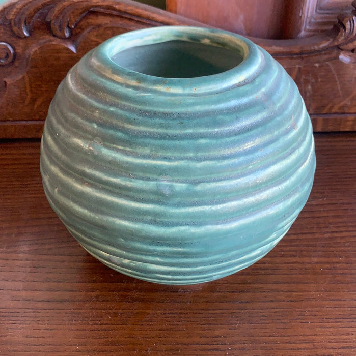 GREEN RIBBED ROUND POTTERY VASE