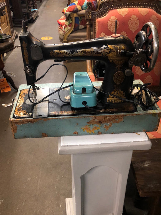SMALL SINGER SEWING MACHINE IN CARRY CASE