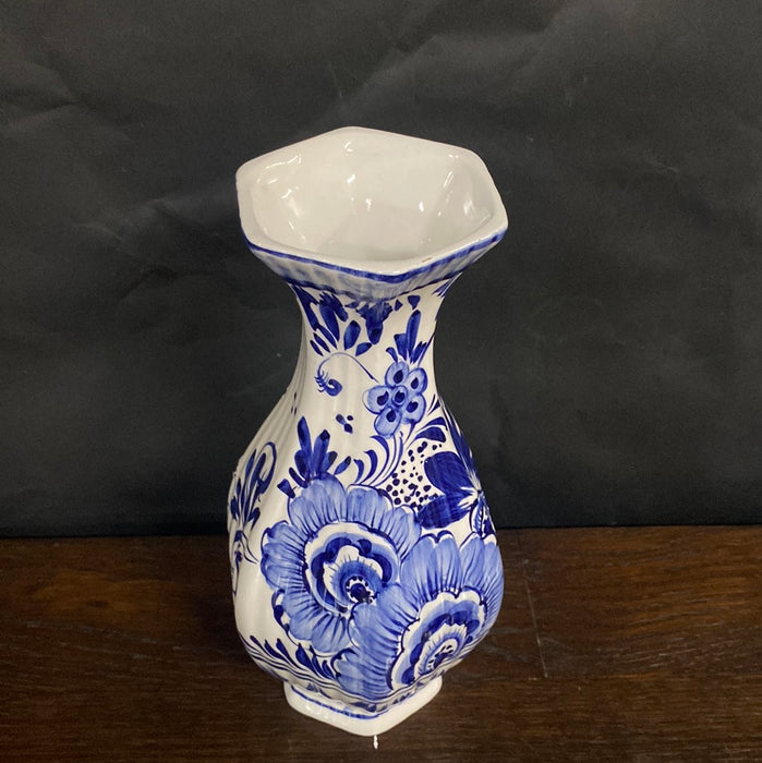 SMALL DELFT HEXAGONAL SHAPED RIBBED VASE