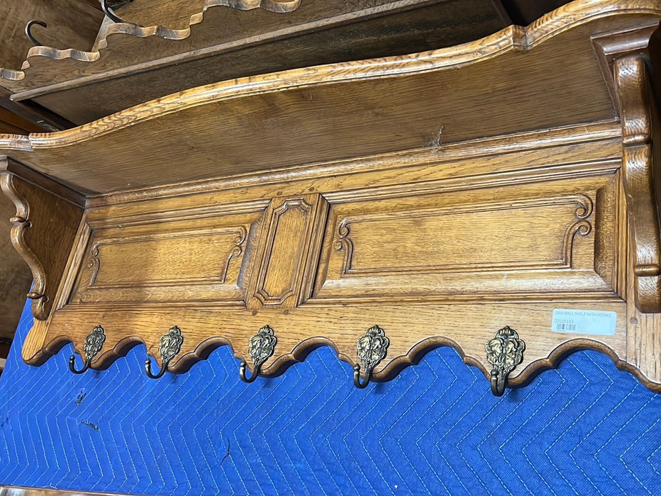 OAK WALL SHELF WITH 3 PANELS AND PEGS