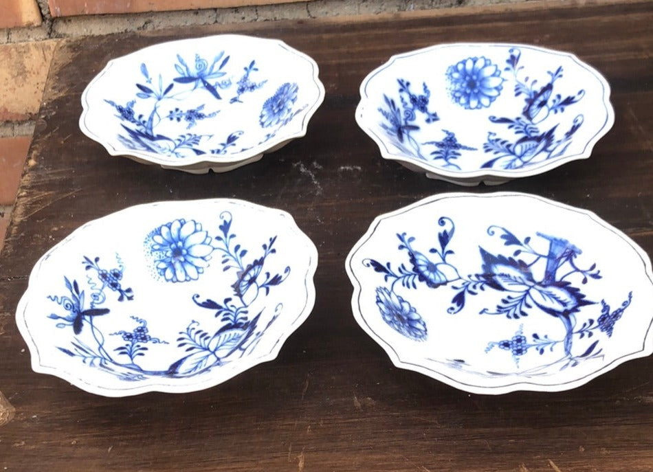 SET OF 4 MEISSEN BLUE AND WHITE FLORAL BERRY BOWLS