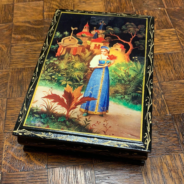 SMALL LIDDED BOX WITH GIRL ON LID