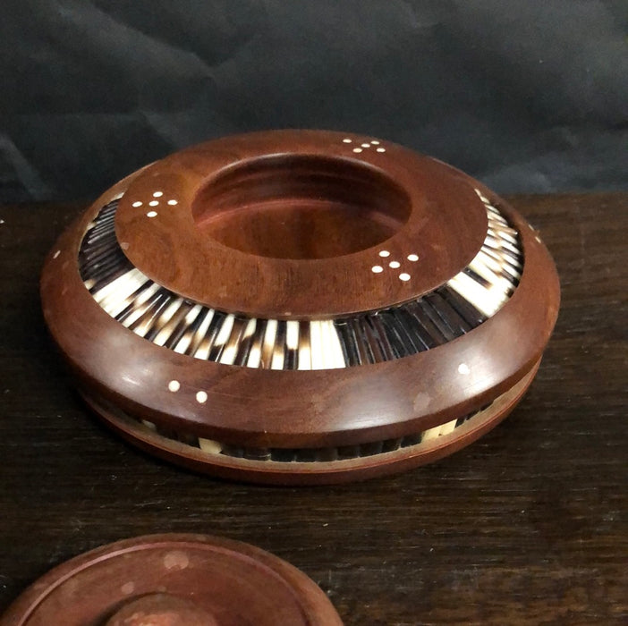 SMALL ROUND WOOD AND PORCUPINE QUILL BOX