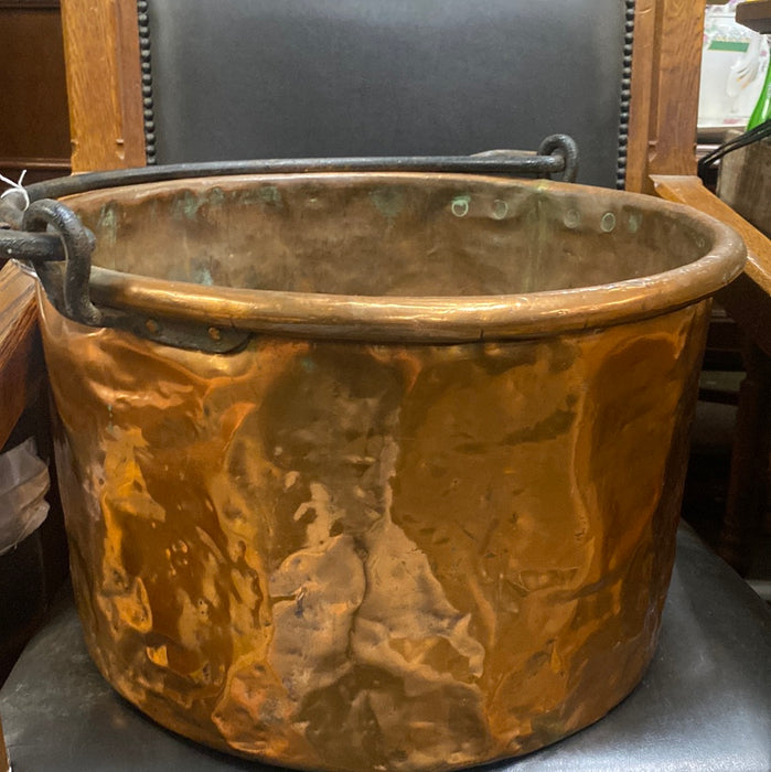 DIMPLED HEAVY COPPER POT WITH ROLLED EDGE AND IRON HANDLES
