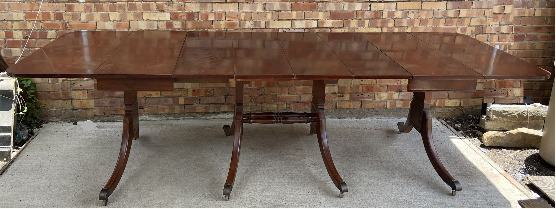 DUNCAN PHYFE DROP LEAF TABLE WITH 4 LEAVES