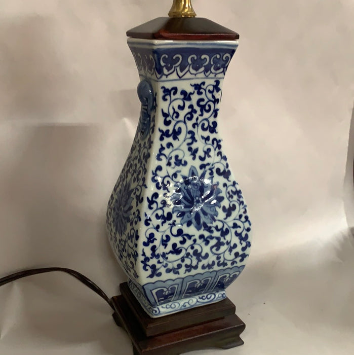 CERAMIC ASIAN STYLE BLUE AND WHITE TABLE LAMP