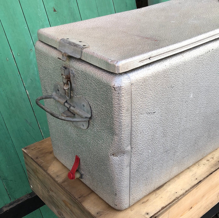 Old metal fashion ice chest