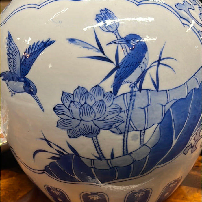 LARGE CHINESE BLUE AND WHITE GINGER JAR