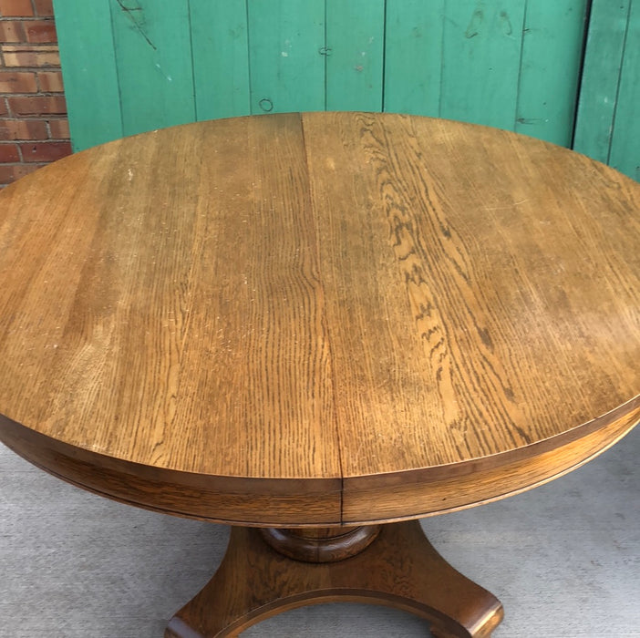 EMPIRE OAK 48" ROUND TABLE WITH 3 LEAVES