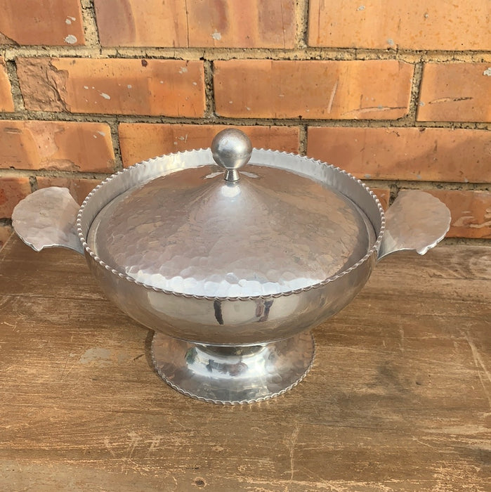 HAMMERED ALUMINUM COMPOTE WITH LID