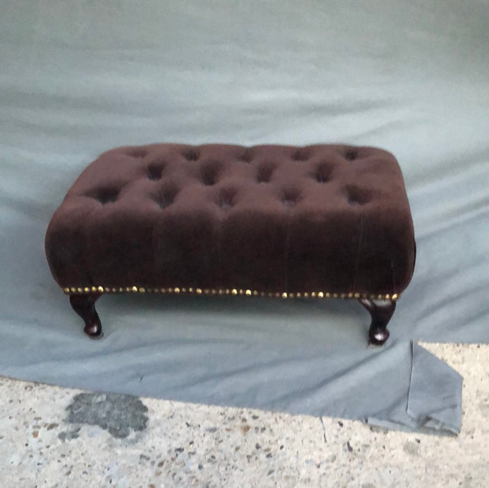 LOW TUFTED QUEEN ANNE STOOL