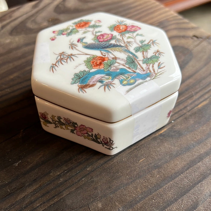 SMALL WEDGWOOD HEXAGONAL BOX WITH KUTANI CRANE