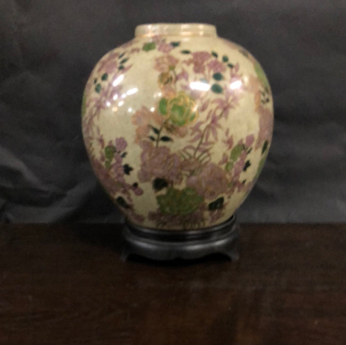 SMALL CHINESE VASE ON STAND