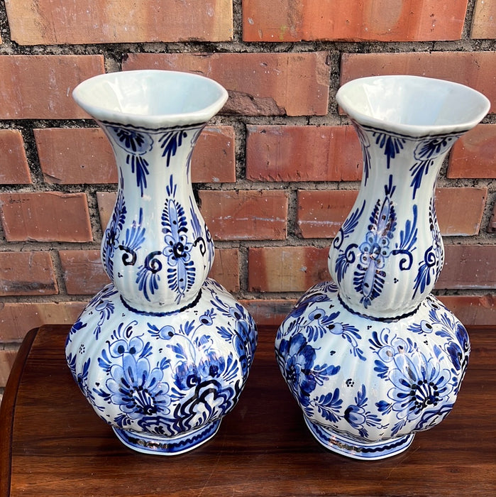 PAIR OF DELFT BULBOUS VASES