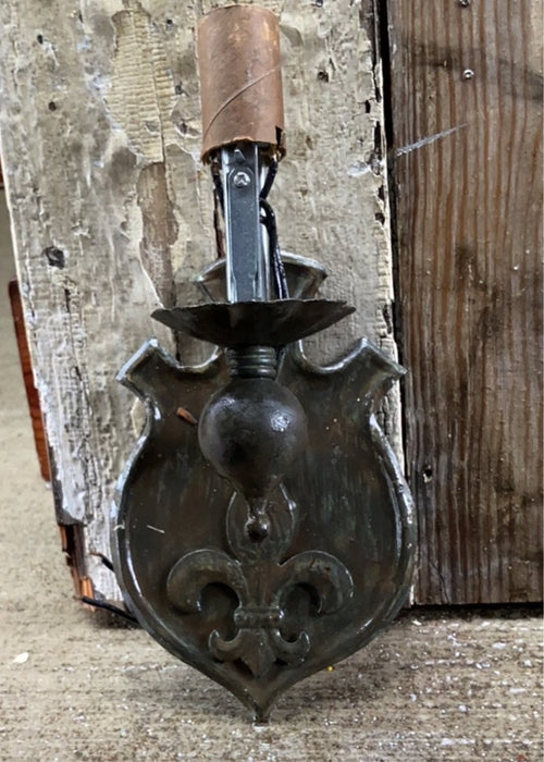 SINGLE-ARM IRON FLEUR DE LIS SCONCE