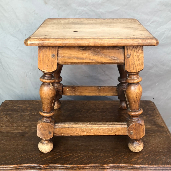 SMALL PEGGED OAK TURNED STOOL