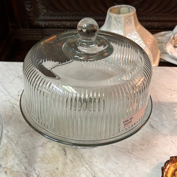 REEDED CAKE DOME ON PEDESTAL WITH TEXTURED PLATE