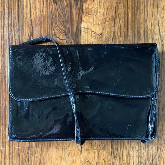 BLACK PATENT FAUX LEATHER ENVELOPE PURSE