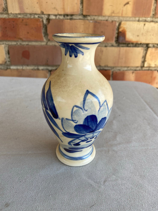 URN SHAPED DELFT FOLIATE VASE