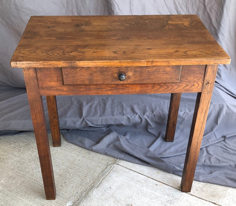 SMALL OAK SIDE TABLE WITH DRAWER