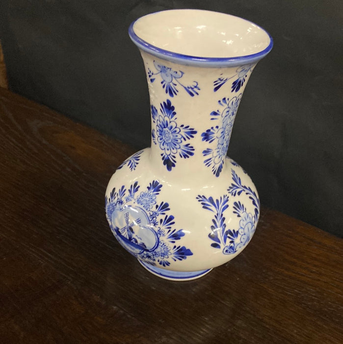 SMALL BULBOUS DELFT VASE